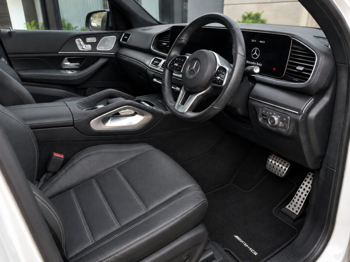 Mercedes-Benz GLE cabin after detailing, carpets and leather cleaned